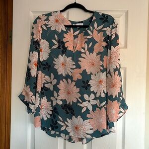 Floral lightweight top. 3/4 sleeves.